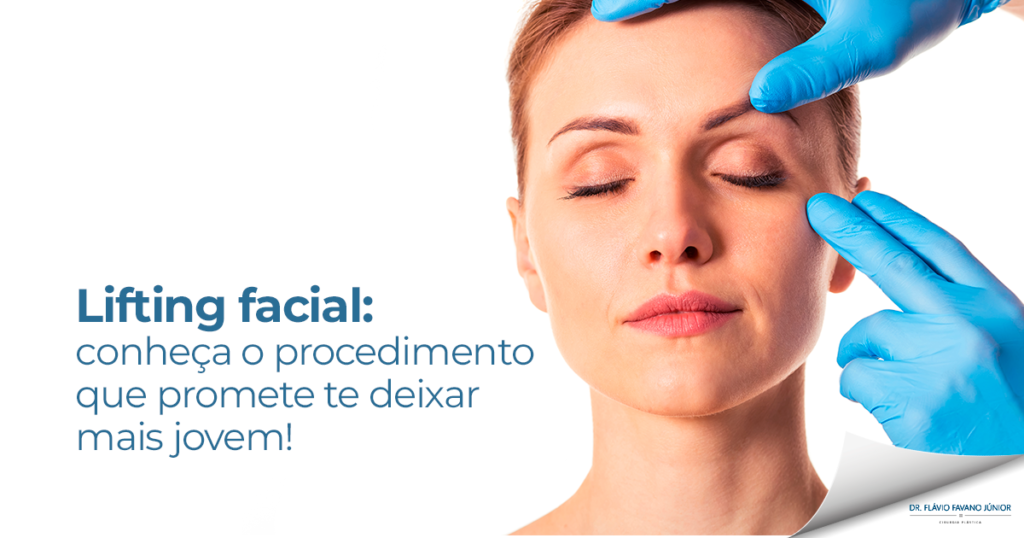 médico fazendo uma avaliação em uma mulher que quer fazer o lifting facial